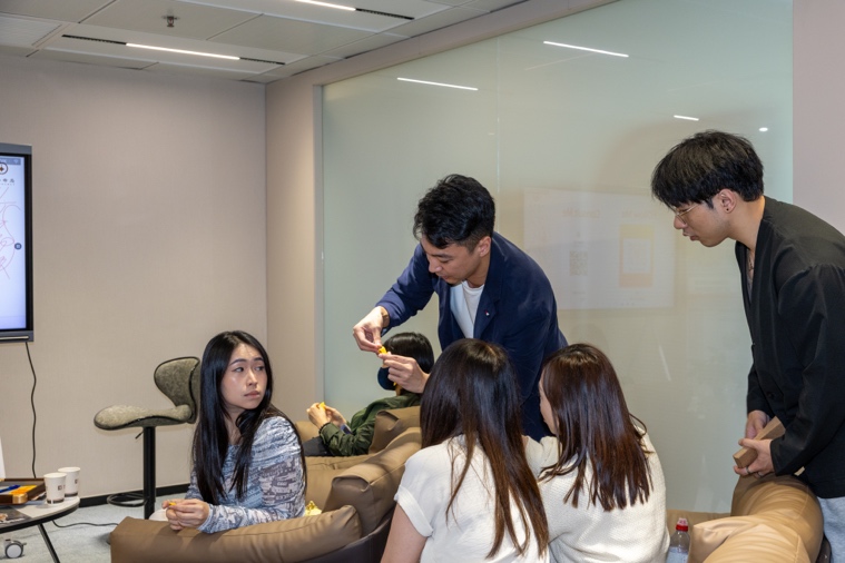 一群男人和女人在房间里

AI 生成的内容可能不正确。